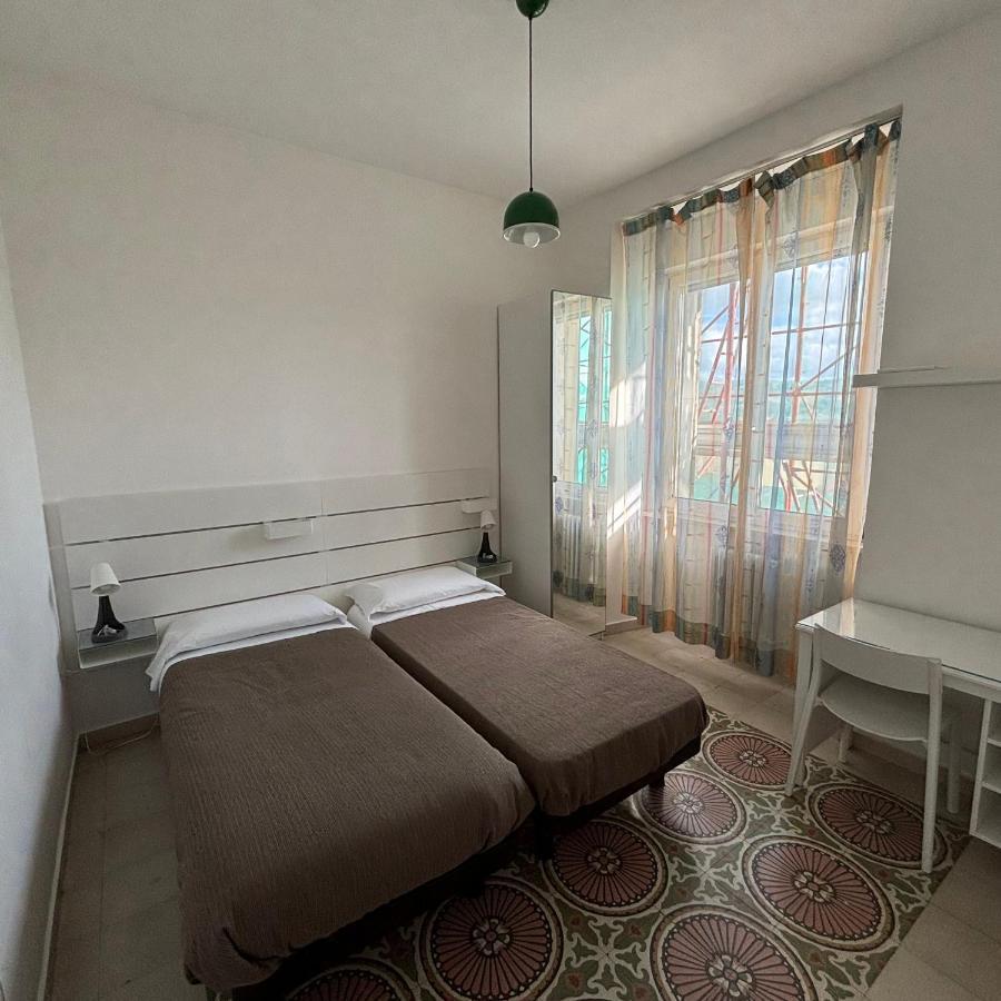 Room & Parking In Centro Citta Con Parcheggio Privato E Wifi 波坦察 外观 照片