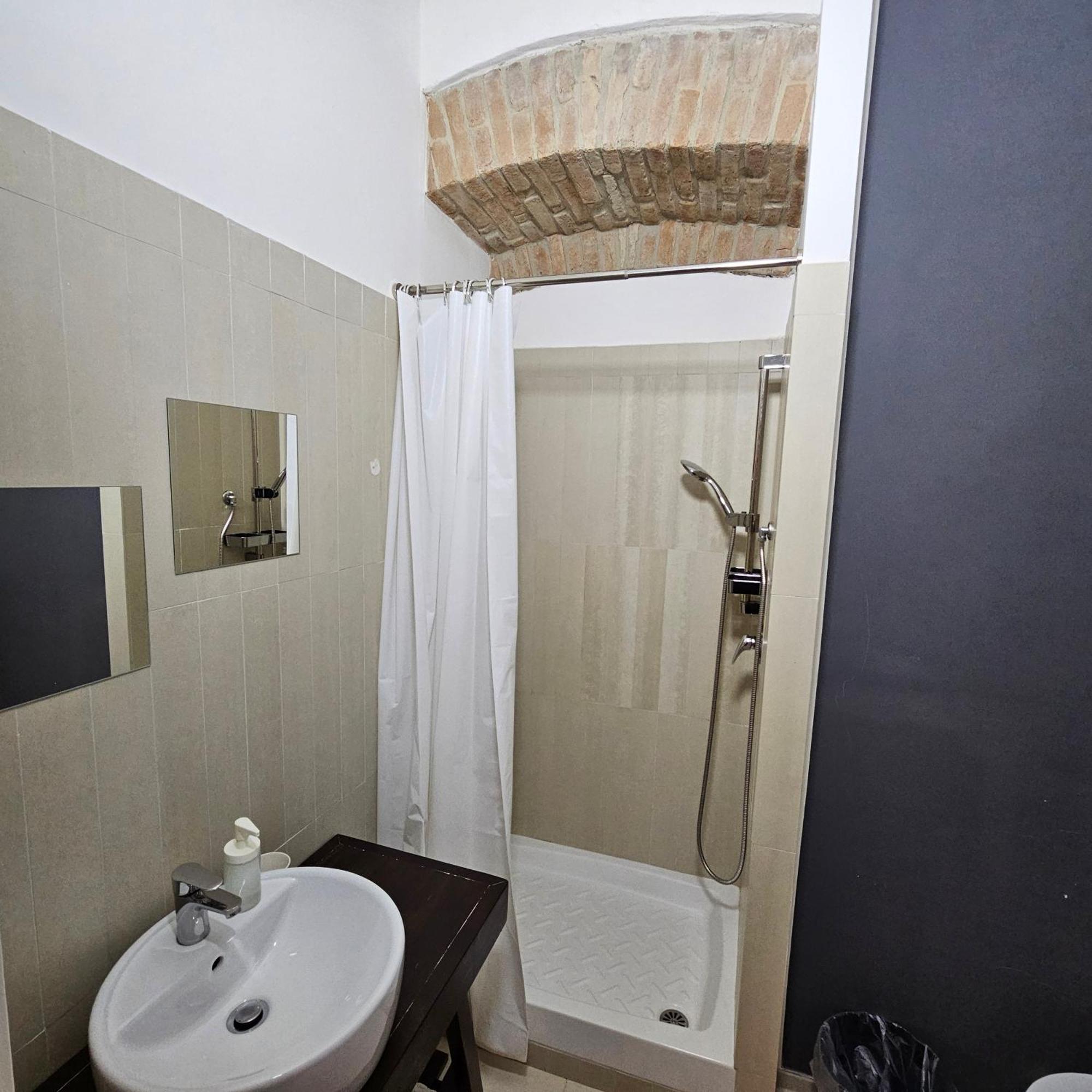 Room & Parking In Centro Citta Con Parcheggio Privato E Wifi 波坦察 外观 照片
