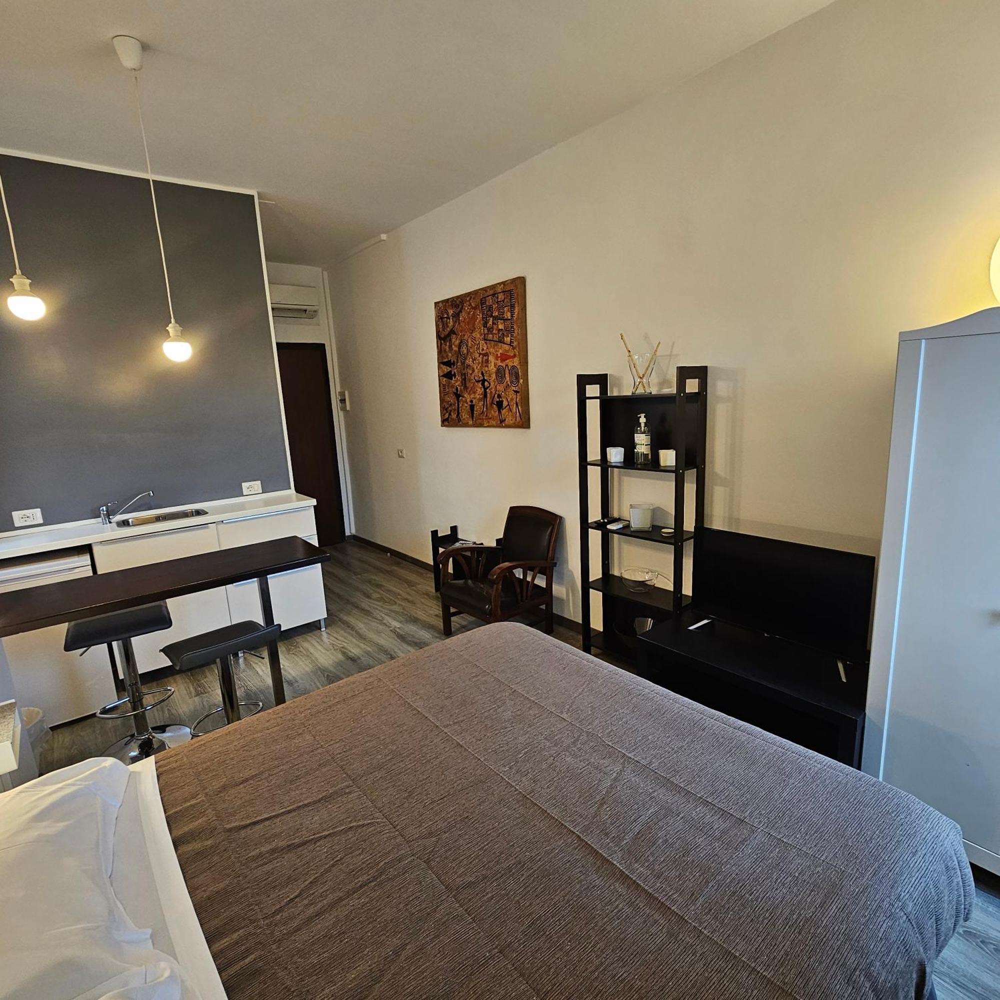 Room & Parking In Centro Citta Con Parcheggio Privato E Wifi 波坦察 外观 照片