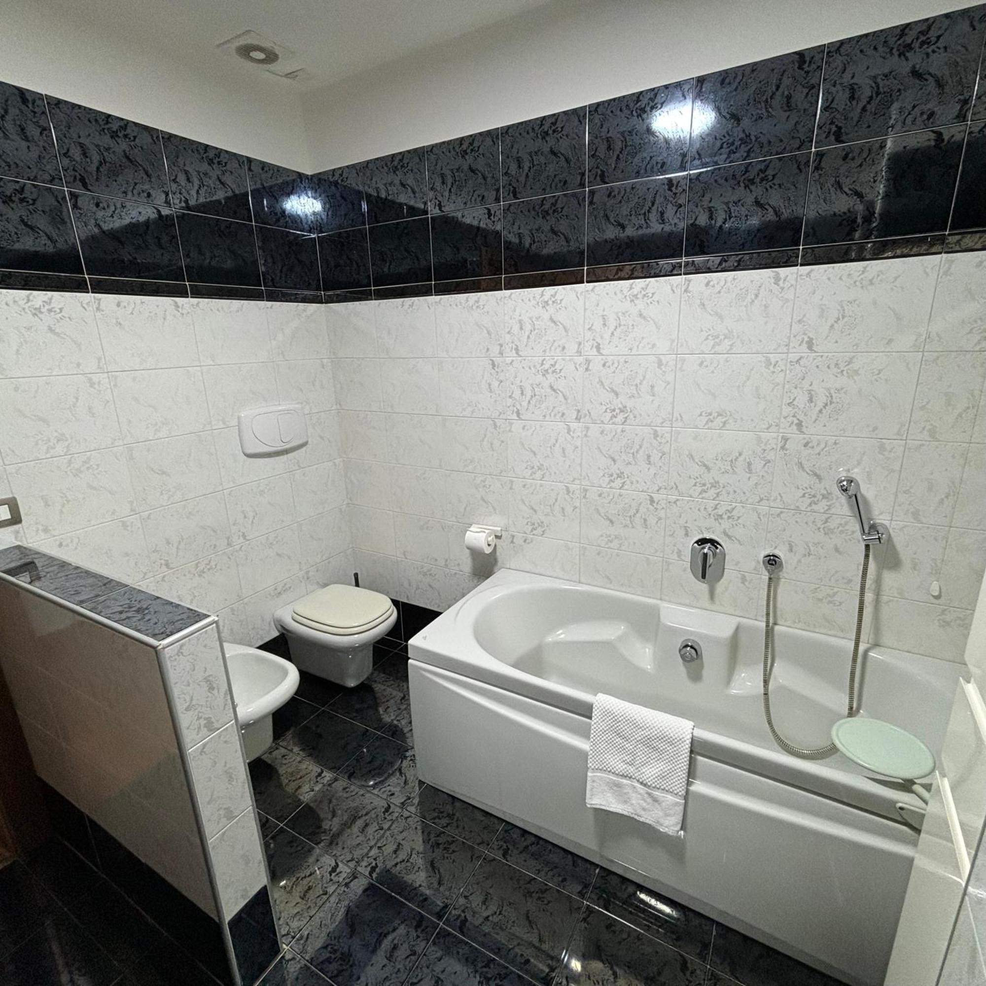 Room & Parking In Centro Citta Con Parcheggio Privato E Wifi 波坦察 外观 照片