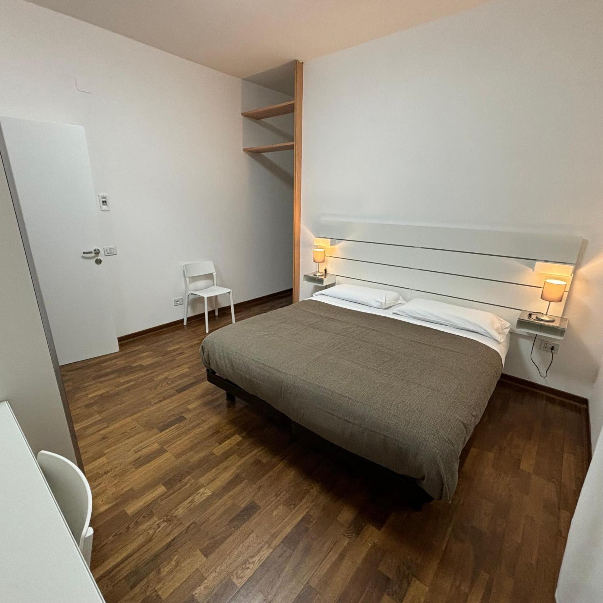 Room & Parking In Centro Citta Con Parcheggio Privato E Wifi 波坦察 外观 照片