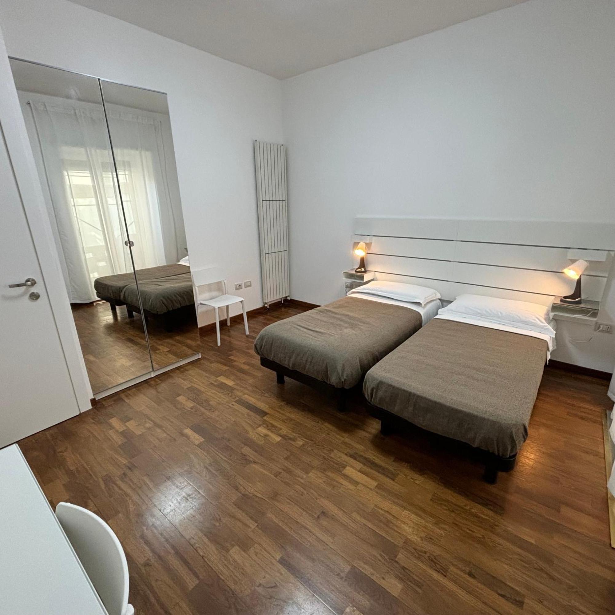 Room & Parking In Centro Citta Con Parcheggio Privato E Wifi 波坦察 外观 照片