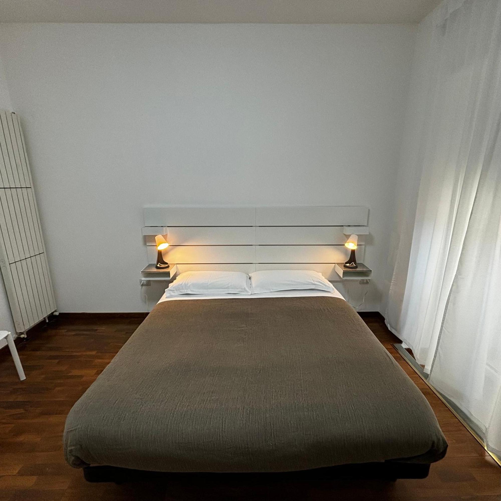 Room & Parking In Centro Citta Con Parcheggio Privato E Wifi 波坦察 外观 照片