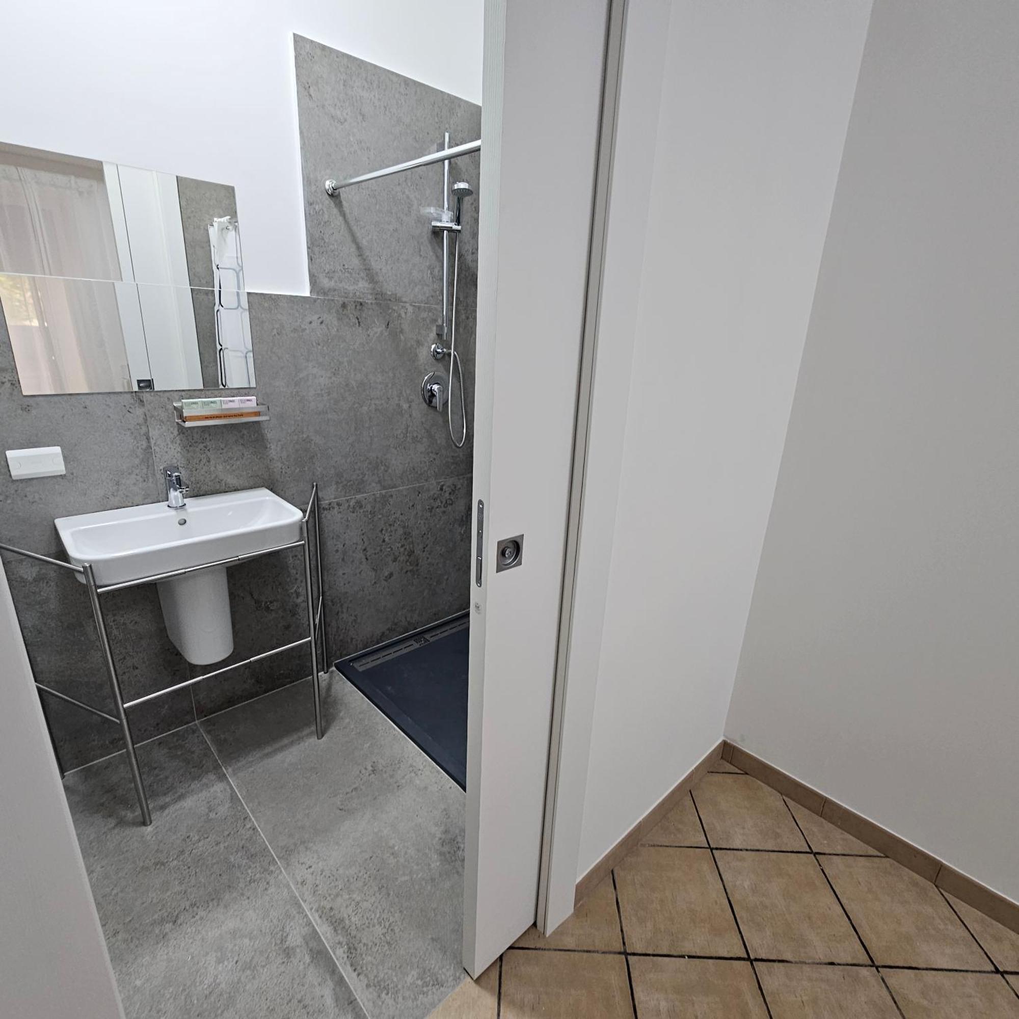 Room & Parking In Centro Citta Con Parcheggio Privato E Wifi 波坦察 外观 照片