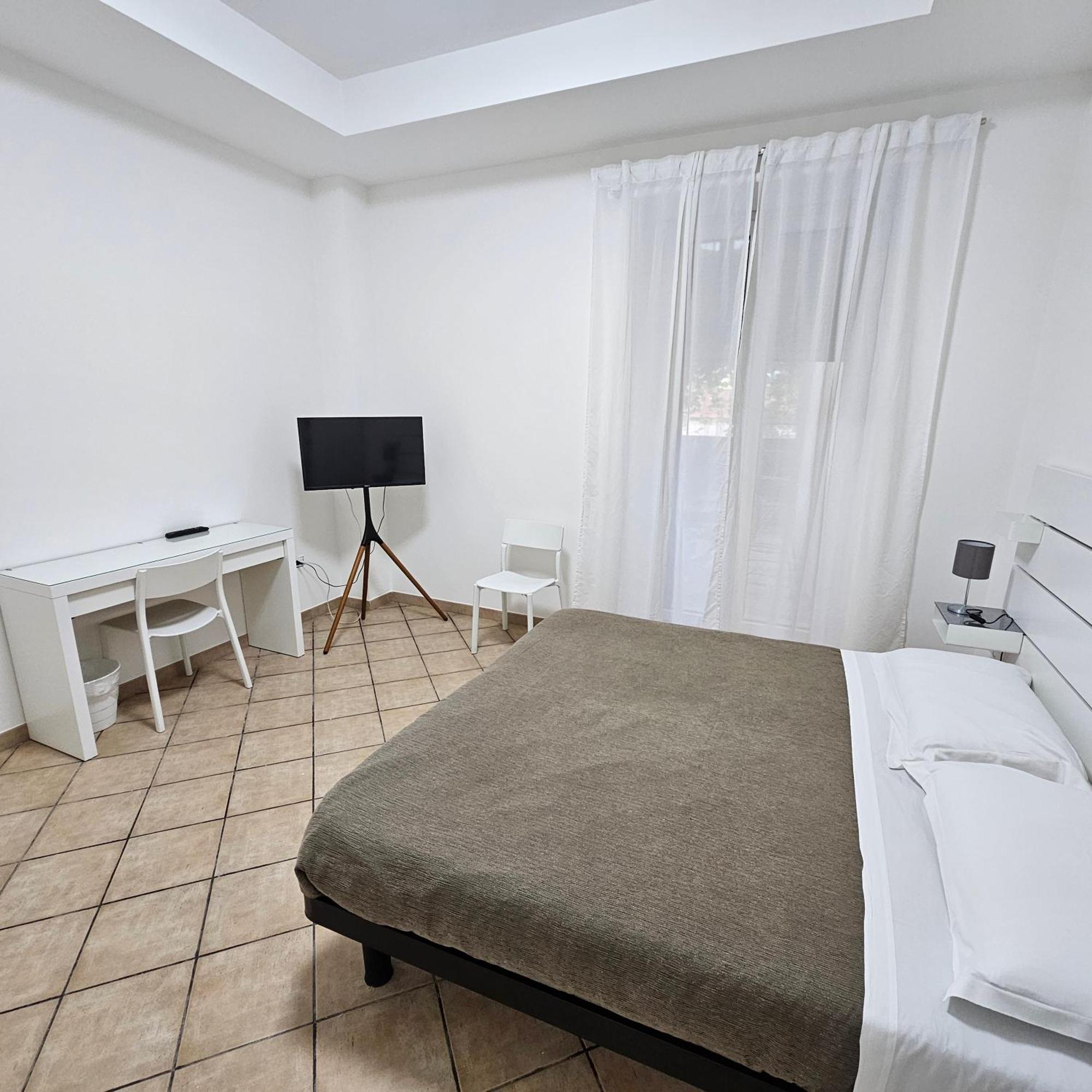 Room & Parking In Centro Citta Con Parcheggio Privato E Wifi 波坦察 外观 照片