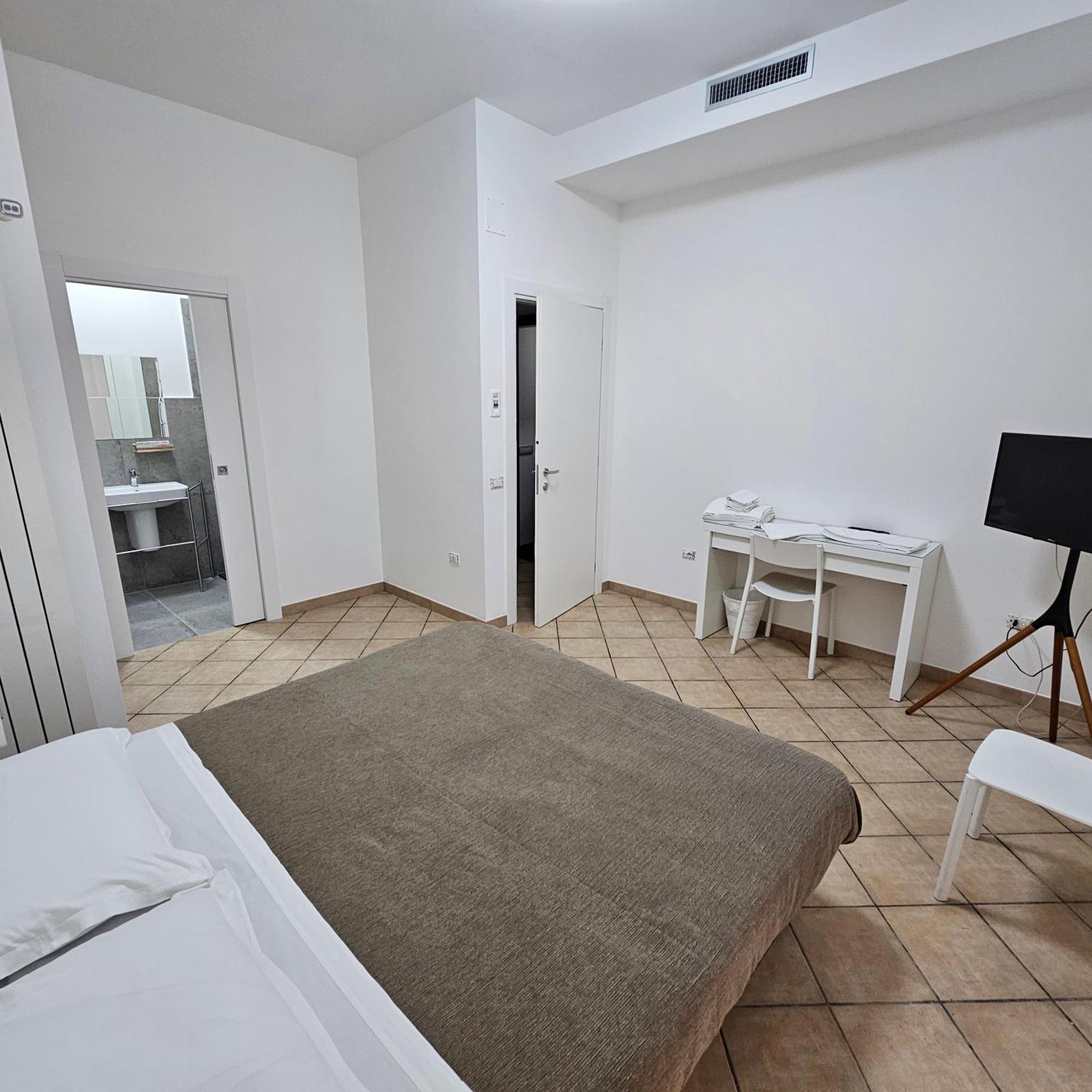 Room & Parking In Centro Citta Con Parcheggio Privato E Wifi 波坦察 外观 照片