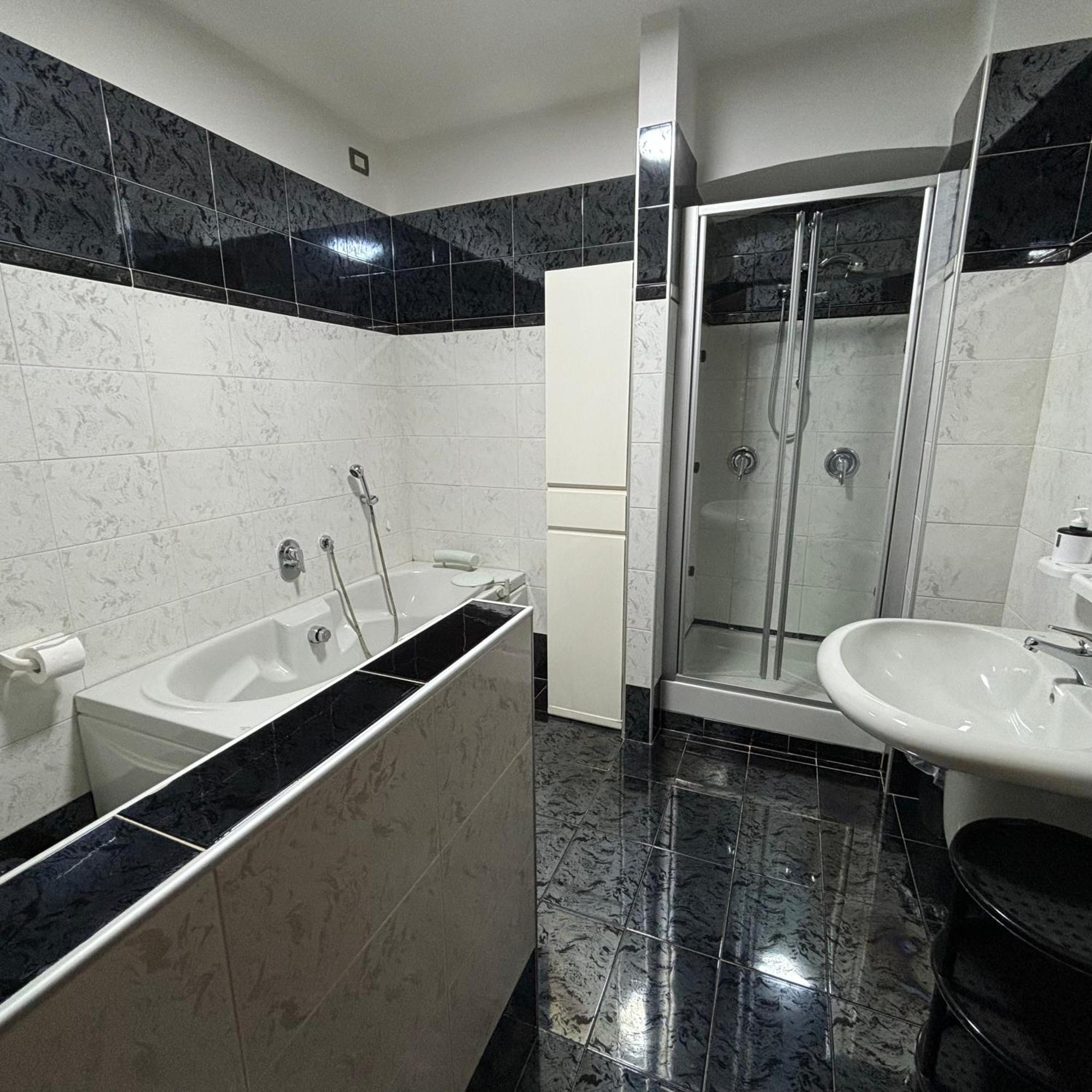 Room & Parking In Centro Citta Con Parcheggio Privato E Wifi 波坦察 外观 照片