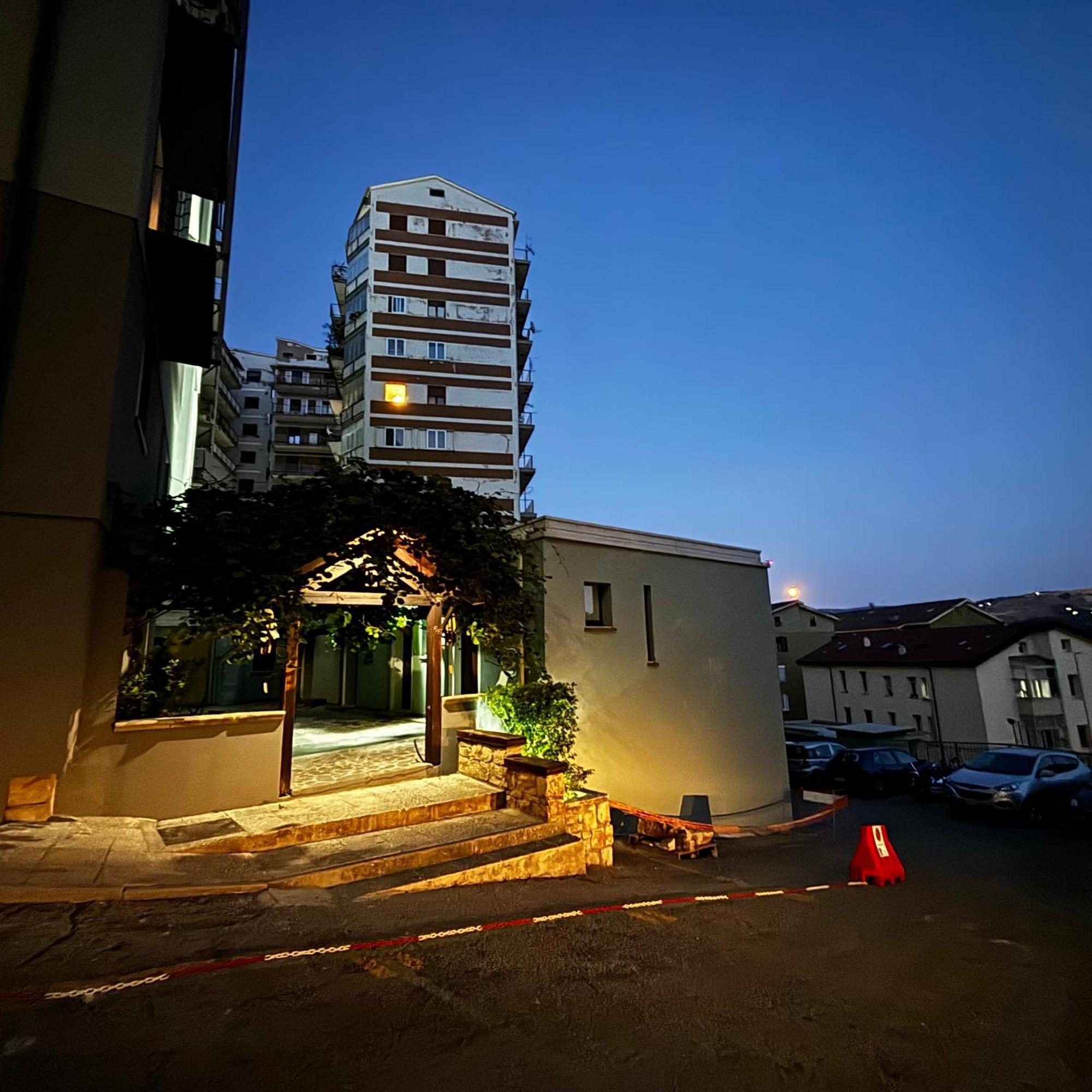 Room & Parking In Centro Citta Con Parcheggio Privato E Wifi 波坦察 外观 照片